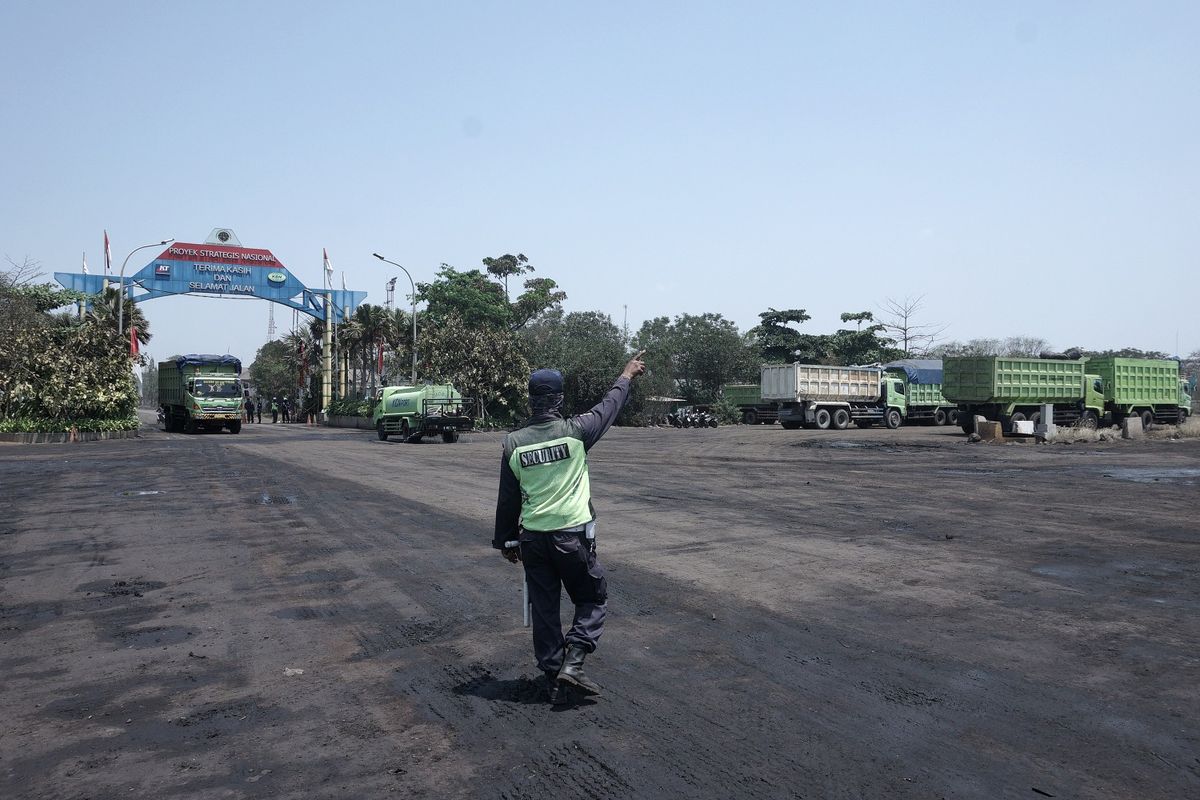 Seorang petugas keamanan berjaga di sekitar gerbang Pelabuhan Marunda, Jakarta Utara, Sabtu (31/8/2019)