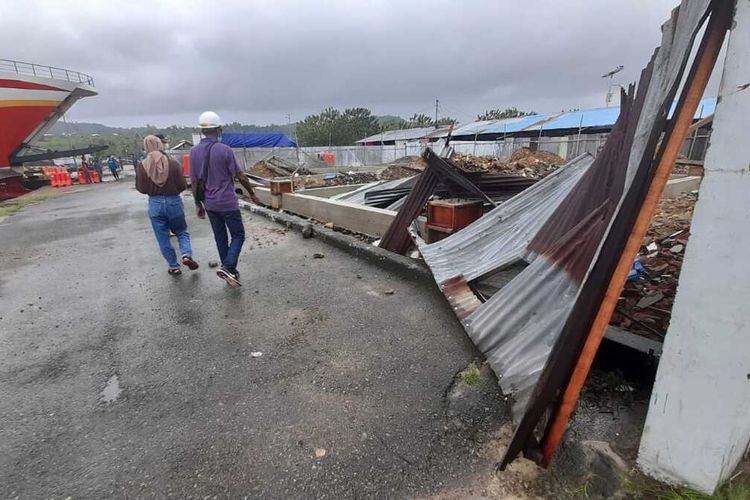 Pagar di Pelabuhan Tulehu, Kecamatan Salahutu, Kabupaten Maluku Tengah ambruk diterjang banjir rob dan gelombang tinggi, Kamis (27/5/2021)