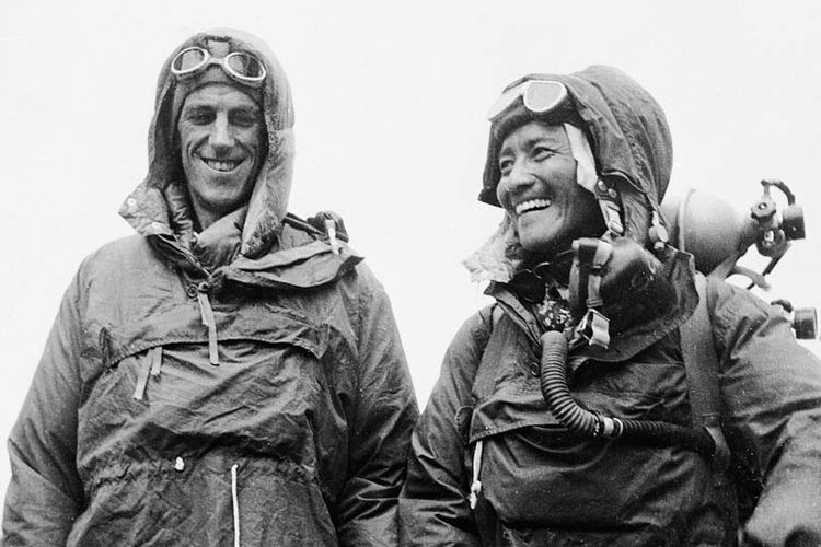 Keberhasilan Edmund Hillary (kiri) setelah mencapai puncak Everest