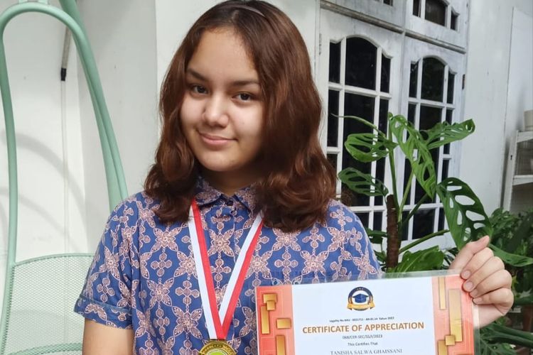 Kalahkan Ribuan Peserta, Tanisha Salwa, Murid SMA Cikal Amri Setu, Raih Medali Emas Olimpiade Bahasa Inggris Nasional