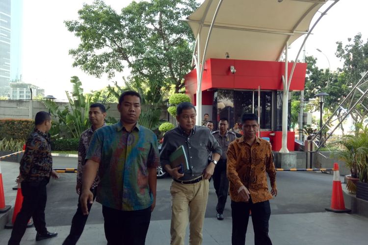 Menteri Energi dan Sumber Daya Mineral (ESDM) Ignasius Jonan (kemeja abu-abu) memenuhi panggilan ulang pemeriksaan sebagai saksi di Komisi Pemberantasan Korupsi (KPK), Jakarta, Jumat (31/5/2019).