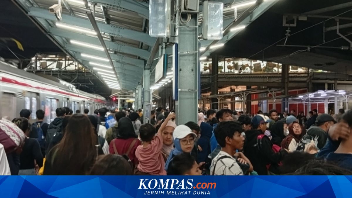 Para Pekerja Kembali Hadapi Realita di Peron KRL Sambil Melawan Kantuk ~WR

Klik untuk baca: