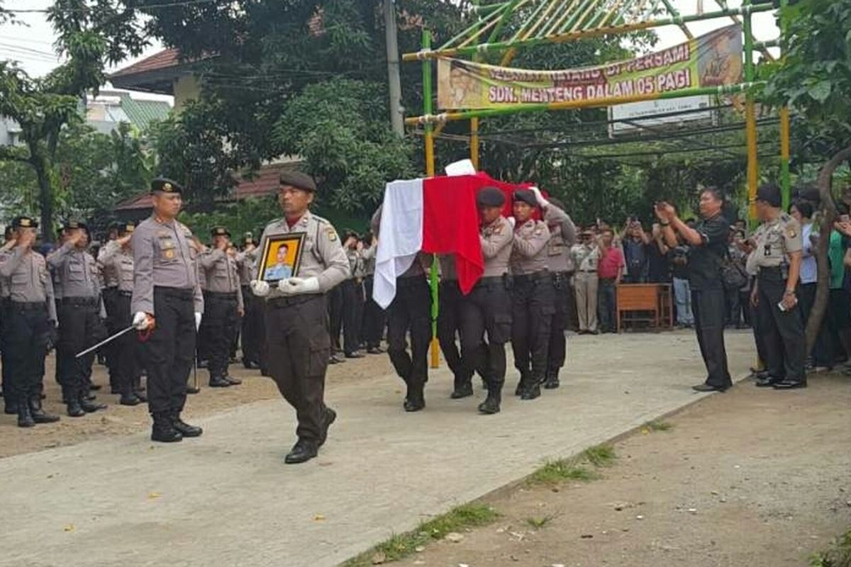 Upacara pemberangkatan jenazah Briptu Anumerta Imam Gilang Adinata (24) di lapangan SDN 05 Menteng Dalam, Tebet, Jakarta Selatan, Kamis (25/5/2017). Gilang akan dimakamkan di Klaten, Jawa Tengah, dengan upacara kedinasan.