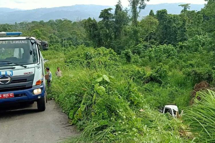 Evakuasi mobil pickup yang ditumpangi dua kepala desa jatuh ke jurang ketika melintas di Jalan lintas poros Tebing Tinggi - Pendopo Tepatnya Tebing Naning, Kabupaten Empat Lawang, Sumatera Selatan. Akibat kejadian tersebut, Abdul Toris yang merupakan kepala Desa Lubuk Tapang tewas ditempat.