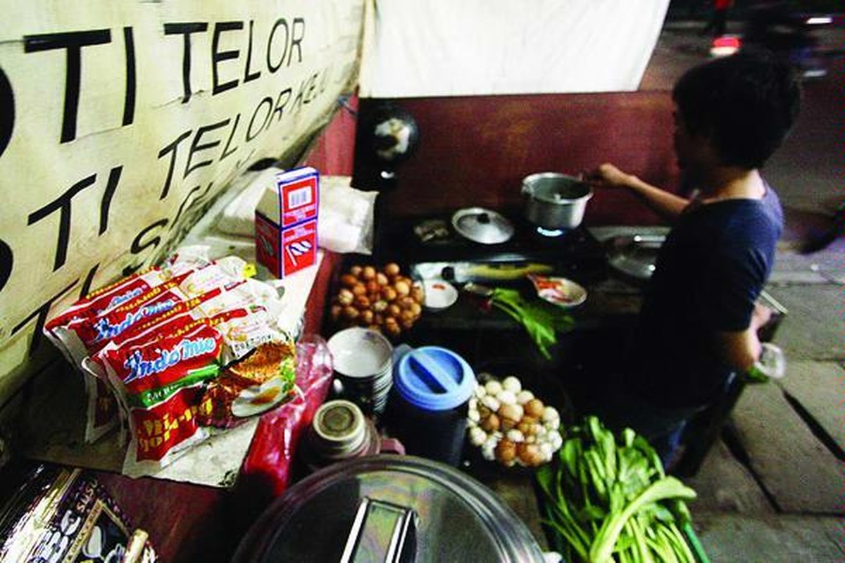 Mi instan yang dijual di warung Ropang Rabel di kawasan Kampus Bina Nusantara, Rawa Belong, Jakarta, Senin (11/10), menjadi sajian yang banyak digemari. Rasanya yang sedap dan praktis cara menyajikannya menjadi salah satu alasan masyarakat menggemari mi instan.