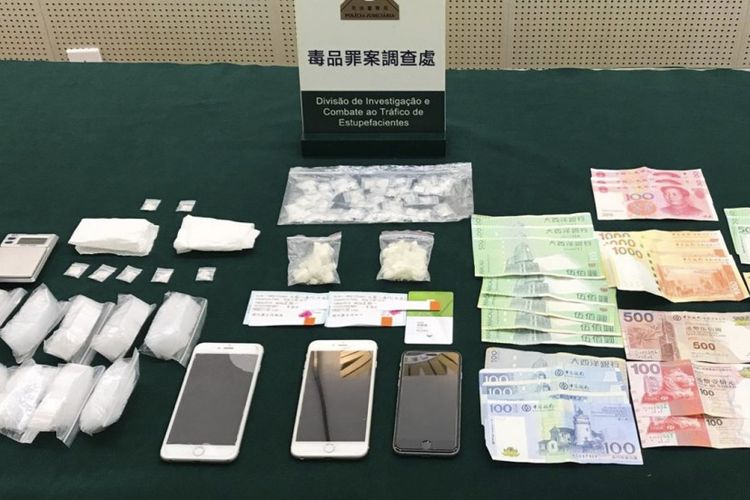 Kokain, uang dan telepon genggam yang disita dari tersangka dalam penangkapan oleh polisi Macau, Senin (19/3/2018).