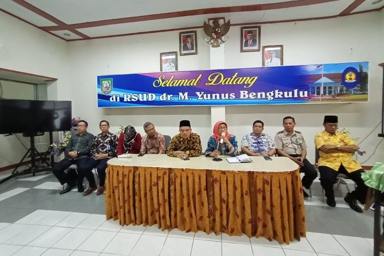 Pihak RSUD M Yunus, Bengkulu gelar konferensi pers terkait warga Bengkulu dari China alami penyakit radang tenggorokan sepulang dari China, Kamis (30/1/2020). 