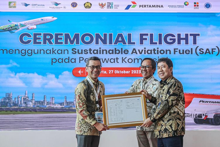  Pertamina Patra Niaga melakukan penyaluran bahan bakar ramah lingkungan SAF untuk penerbangan di bandara Soekarno Hatta dan Adi Soemarmo.