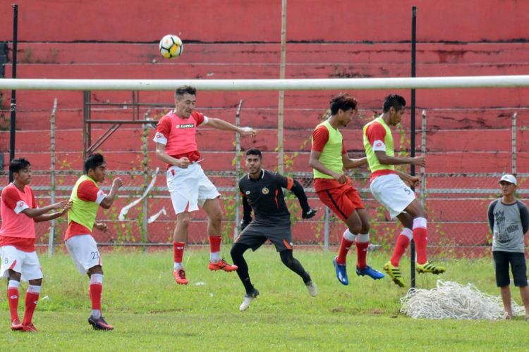 Pemain Semen Padang latihan jelang mengjadapi PS Tira di Leg II