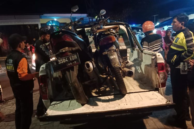 Polisi memindahkan sepeda motor yang terlibat kecelakaan di Jalan KH Malik Dalam, Kecamatan Kedungkandang, Kota Malang, Jawa Timur, Rabu (5/6/2024).