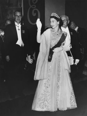 Ratu Elizabeth II menggunakan tiara The Lover's Knot.