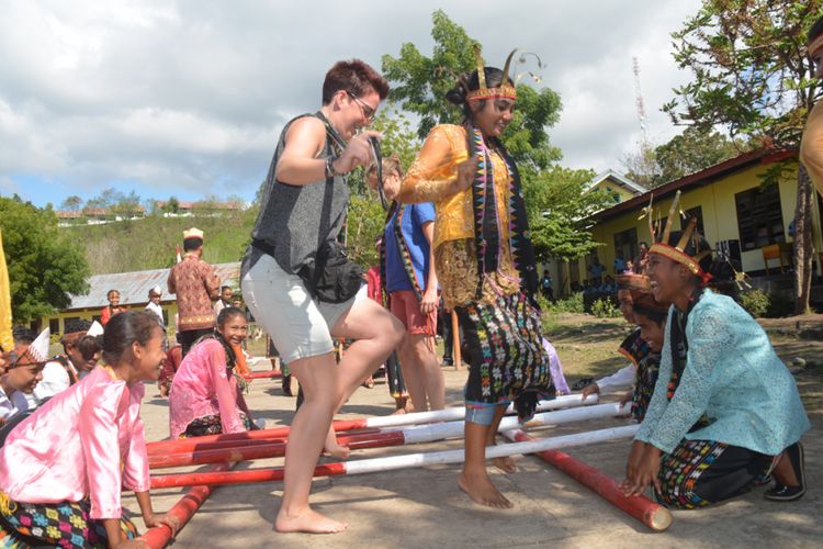 Turis Jerman menari Sanggu Alu di Kelurahan Watunggene, Kecamatan Kota Komba, Kabupaten Manggarai Timur, Flores, Nusa Tenggara Timur, Kamis (16/8/2018).