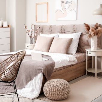 Ilustrasi kamar tidur dengan nuansa warna netral.
