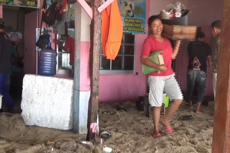Pedagang Pantai Drini, Gunungkidul, mengevakuasi barang dagangannya Setelah Warungnya Rusak diterjang Gelombang tinggi Jumat (30/7/2021) pagi