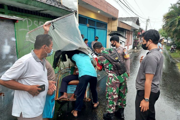 Petugas memeriksa penarik becak Supardi (62) yang meninggal saat mangkal di sebuah gang di Jalan Kawi, Kota Blitar, Sabtu (5/2/2022)