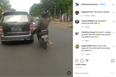 Viral, Video Pengendara Motor Dorong Mobil Mogok Pakai Kaki