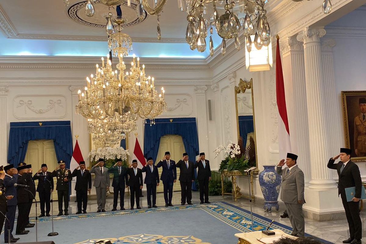 Presiden Prabowo Subianto membentuk Komisi Reformasi Polri untuk merespon demo pada akhir Agustus 2025 di Istana Merdeka, Kompleks Istana Kepresidenan, Jakarta Pusat, Jumat (7/11/2025).