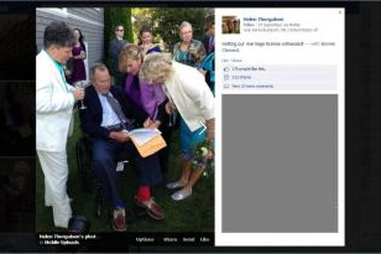 Mantan Presiden Amerika George HW Bush terlihat sedang menandatangani surat nikah sebagai saksi pernikahan sejenis antara Bonnie Clement and Helen Thorgalsen. Pernikahan berlangsung Sabtu (21/9/2013). Foto diunggah di laman Facebook Thorgalsen pada Senin (23/9/2013). Pada cuplikan ini, bagian komentar sengaja dihapus.