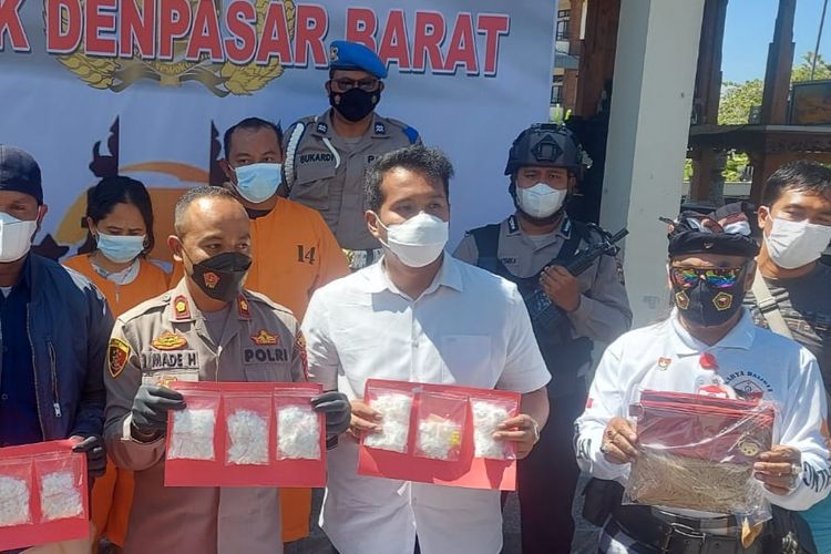 Kepala Polisi Sektor (Kapolsek) Denpasar Barat, Kompol I Made Hendra Agustina, saat memimpin rilis pengungkapan kasus peredaran pil koplo dilakukan pasangan suami istri berinisial HA dan JL, yang digelar di kantor Polsek Denpasar Barat pada Jumat (19/8/2022). Kompas.com/ Yohanes Valdi Seriang Ginta