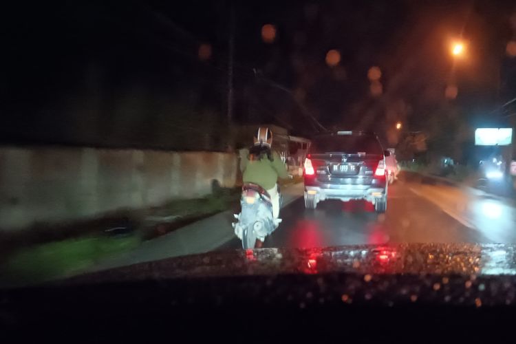 Pengendara motor yang lampu belakangnya mati