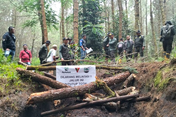 Jalur offroad di kawasan hutan Cikole ditutup oleh perhutani, Selasa (14/3/2023).