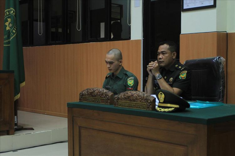 Terdakwa Prada DP saat menjalani sidang di Pengadilan Militer I-04 Palembang, Kamis (1/8/2019).