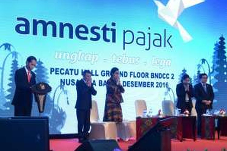 Presiden Joko Widodo memimpin doa bersama saat acara sosialisasi amnesti pajak di Bali Nusa Dua Convention Center (BNDCC), Bali, Rabu (7/12/2016). 