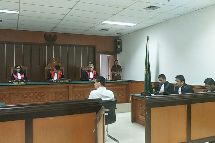 Terdakwa kasus dugaan penyalagunaan narkotika Steve Emmanuel mendengarkan tuntutan yang dibacakan oleh Jaksa penuntut umum di Pengadilan Negeri Jakarta Barat, Slipi, Senin (17/6/2019).