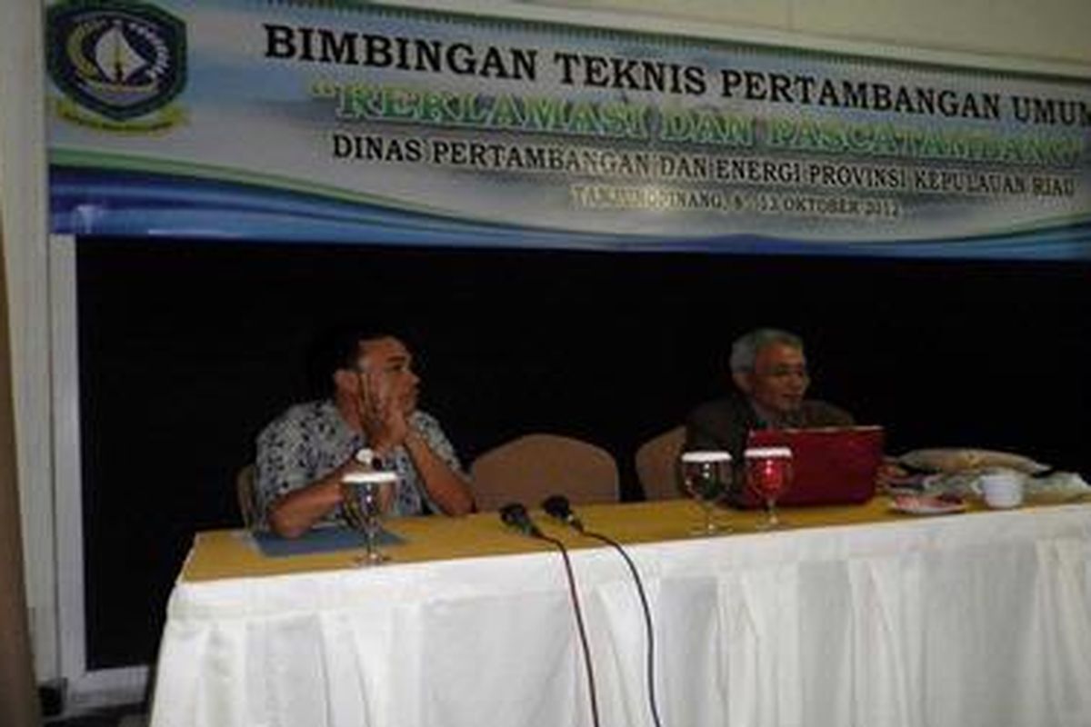Suasana sosialisasi penggunaan teknologi BiTumMan (Biji Tumbuh Mandiri) untuk revegetasi lahan pasca tambang di Hotel Comfort, Tanjungpinang - Kepulauan Riau, Kamis (11/10/2012)