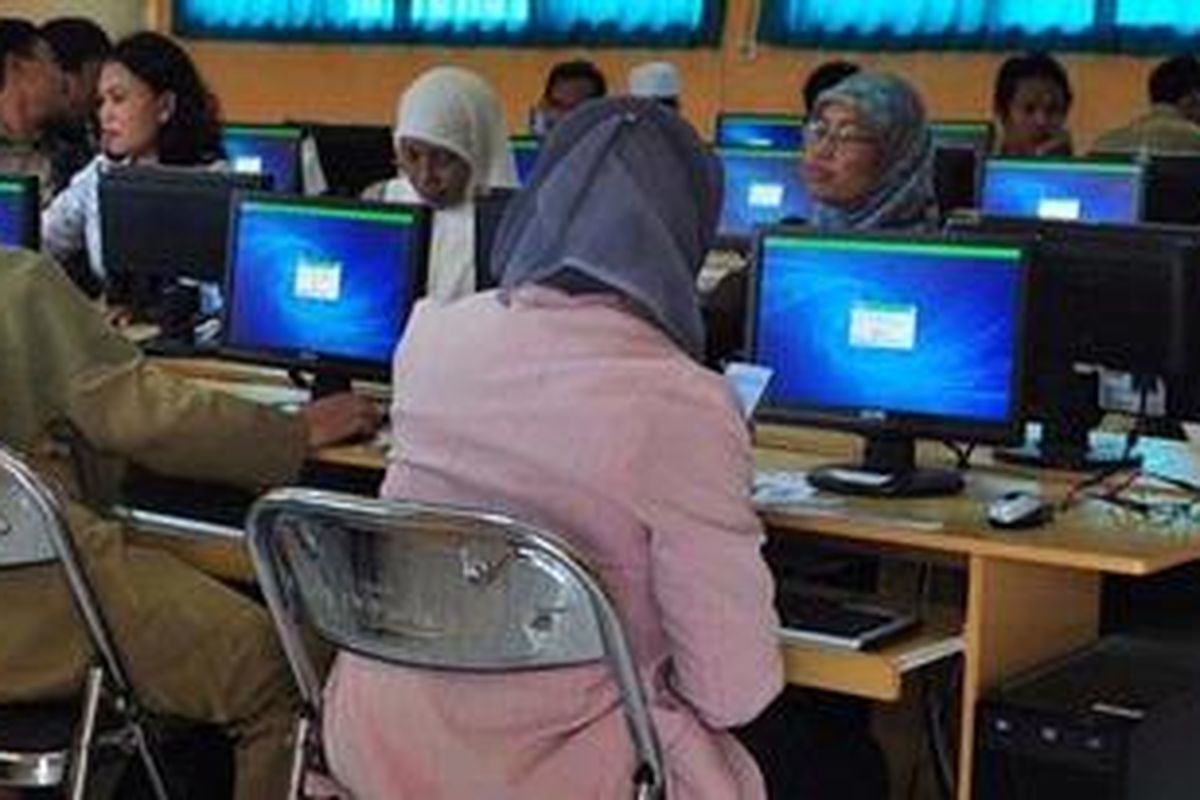 Sejumlah guru peserta UKG di SMKN 1 Kuripan Lombok barat, menunggu koneksi internet untuk tersambung dengan server utama. Selain persoalan koneksi yang lelet, pemadaman listrik juga mewarnai UKG hari kedua di Lombok Barat.