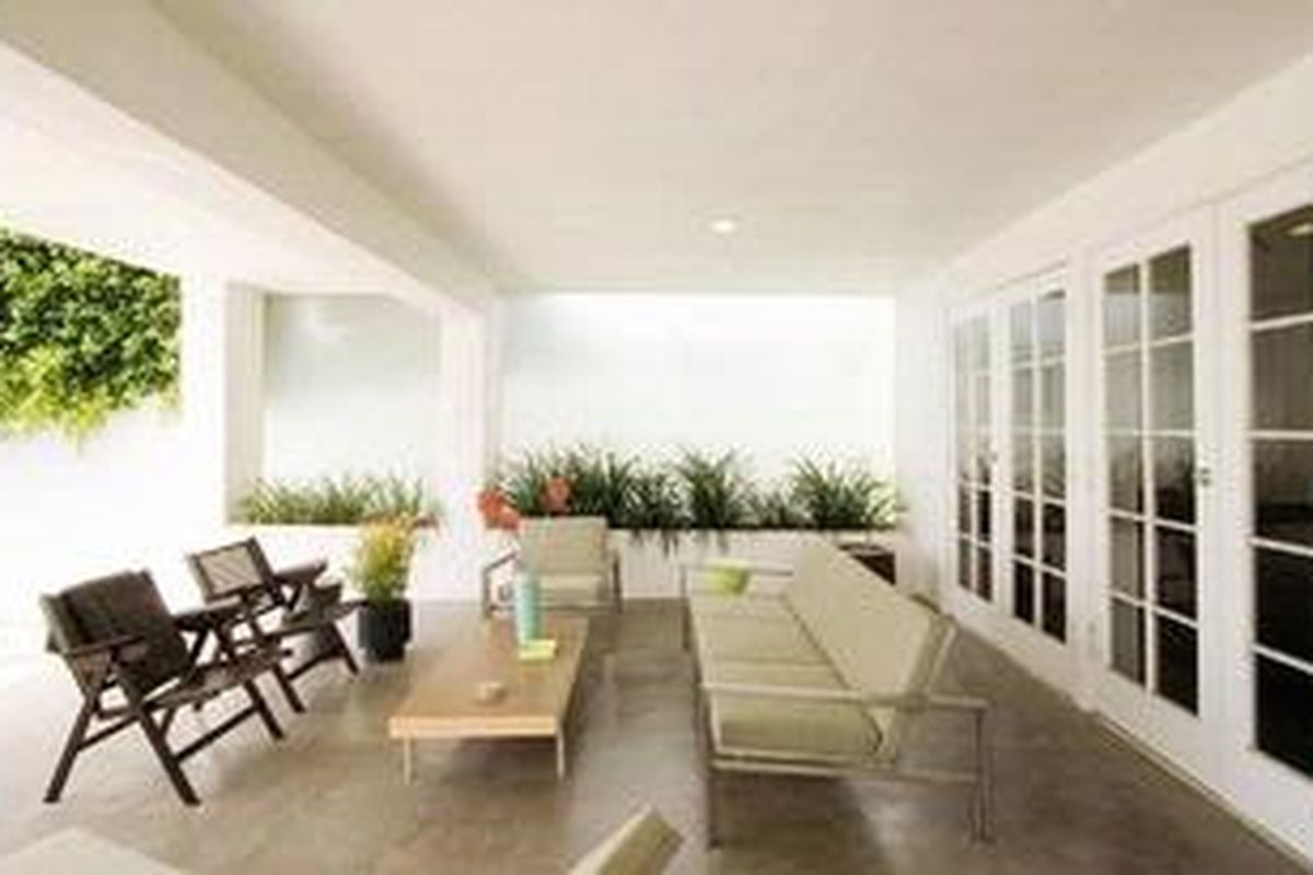 Gunakan furnitur bermaterial besi untuk tempat tidur ataupun meja makan. Berikan lapisan pada furnitur, semisal duco atau pelapis waterproofing khusus furnitur kayu.