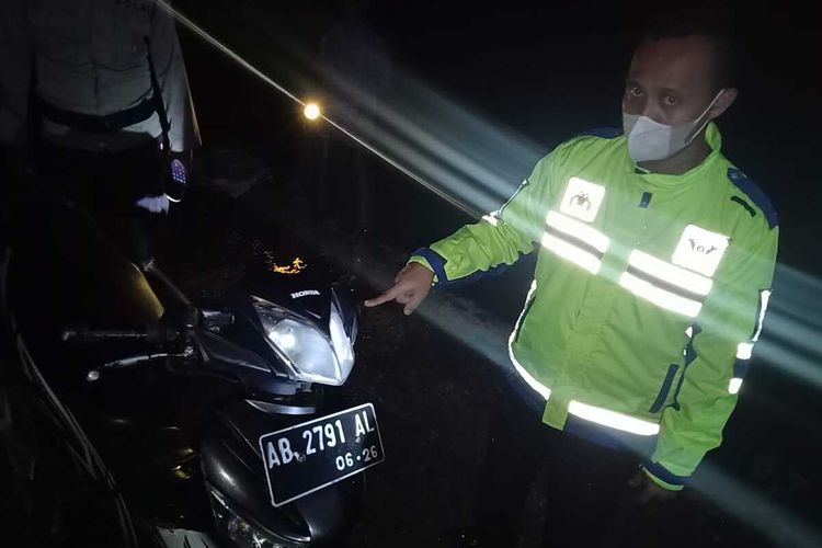 Motor Supra AB 2791 AL yang dikendara Ngatijo Arjo Wiyono (67) asal Derwolo, Pengasih. Ngatijo tewas menabrak truk parkir di Jalan Lendah.