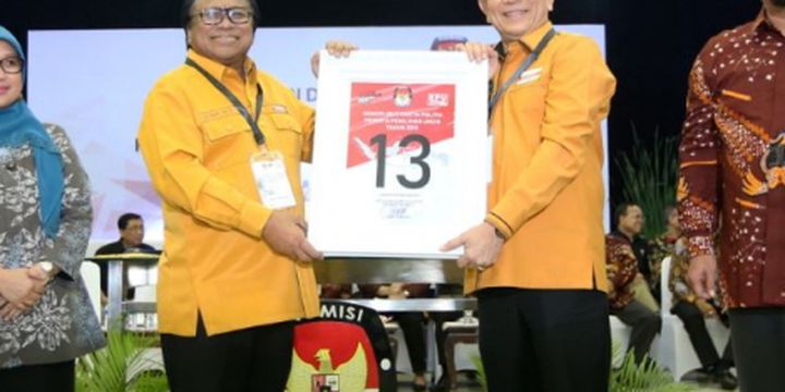 Ketua Umum Partai Hanura Oesman Sapta Odang (ketiga dari kiri) menunjukkan nomor urut 13 saat Pengambilan Nomor Urut Partai Politik untuk Pemilu 2019 di Gedung Komisi Pemilihan Umum (KPU), Minggu (18/2/2018). Empatbelas partai politik (parpol) nasional dan empat partai politik lokal Aceh lolos verifikasi faktual untuk mengikuti Pemilu 2019.