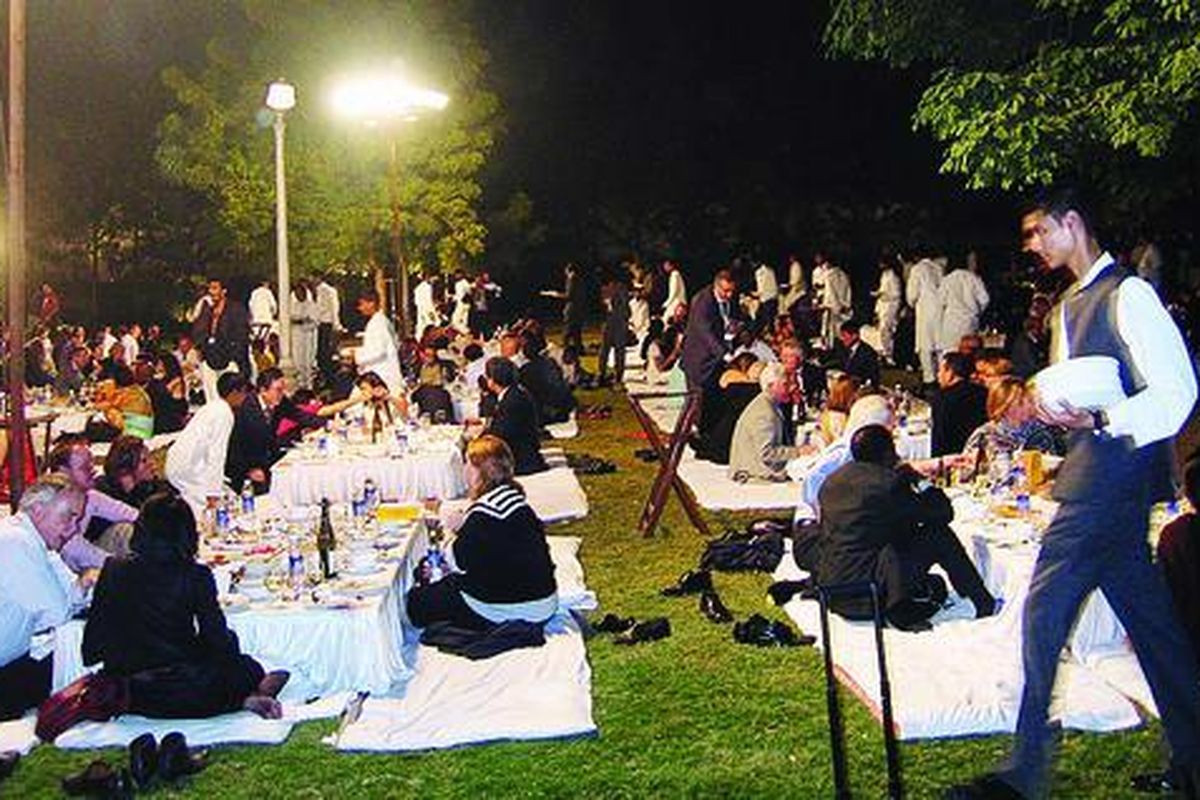 Jamuan makan malam lesehan di Istana Chowmahalla, Hyderabad, India, mengakhiri Kongres Asosiasi Surat Kabar Dunia di Hyderabad, 1-3 Desember 2009.