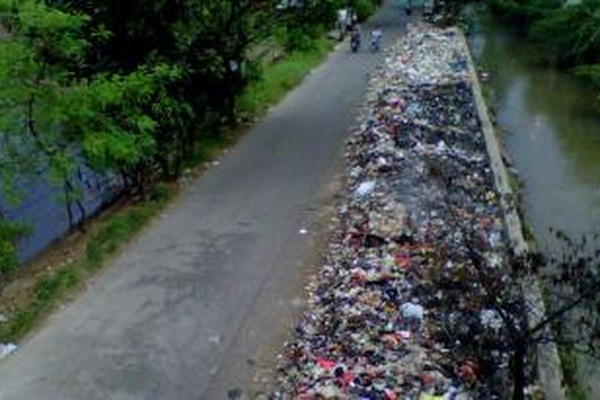 Sampah memenuhi sisi jalan Bekasi