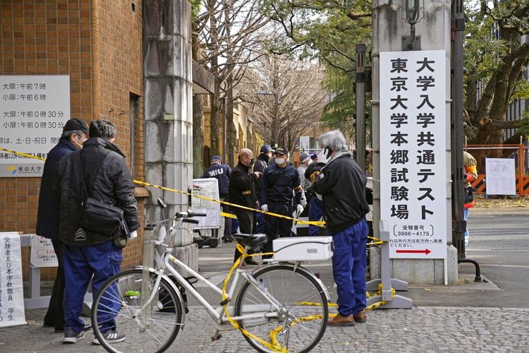 Petugas polisi memeriksa lokasi penusukan di dekat kompleks Universitas Tokyo di Tokyo, Jepang, Sabtu, 15 Januari 2022.