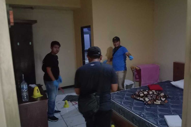 Petugas kepolisian melakukan olah tempat kejadian perkara dugaan penganiayaan seorang pria di kamar penginapan Kabupaten Bojonegoro, Jawa Timur, Rabu (8/5/2024).