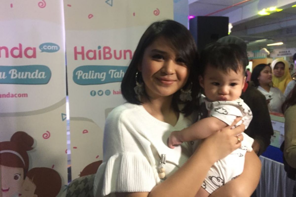 Putri Titian ketika menghadiri dan berbagi pengalaman menyusui anak dalam acara Festival Bunda Happy di Lotte Shooping Avenue, Kuningan, Jakarta Selatan, Minggu (15/10/2017).