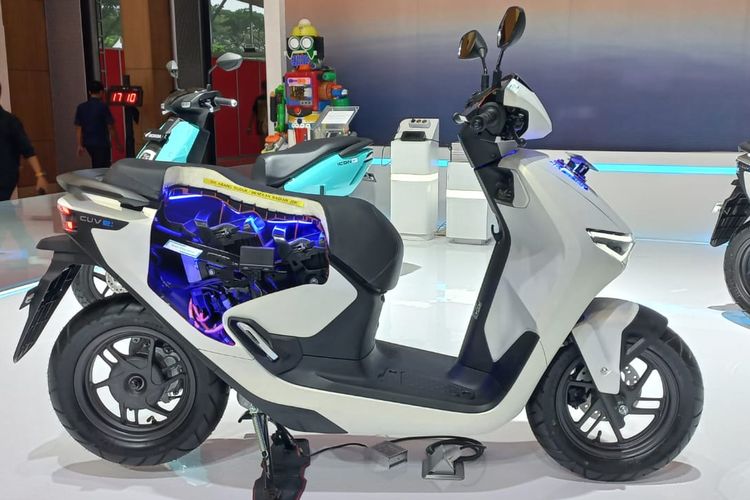 Deretan motor listrik Honda, ICON e: dan CUV e:, di Indonesia Motorcycle Show (IMOS) 2024