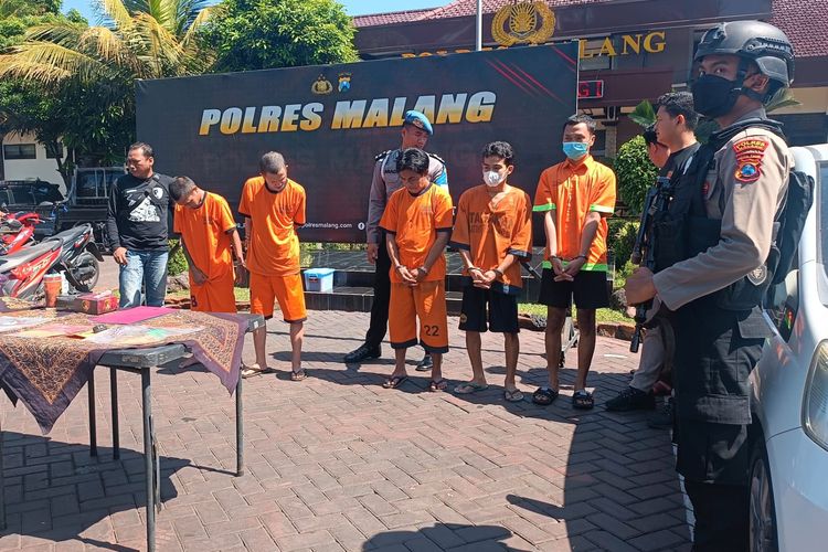 Lima pelaku pencurian kendaraan bermotor, termasuk pelaku pencurian mobil saat dirilis di Mapolres Malang, Selasa (23/5/2023)