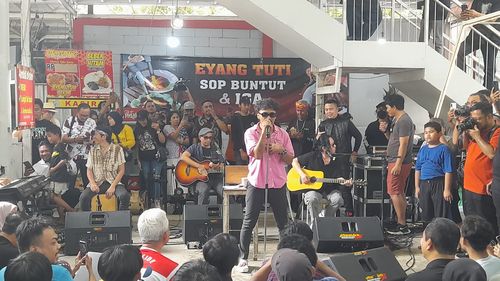 Sehari Jelang Pencoblosan, Ganjar Nonton Slank Bareng Anak Muda Semarang