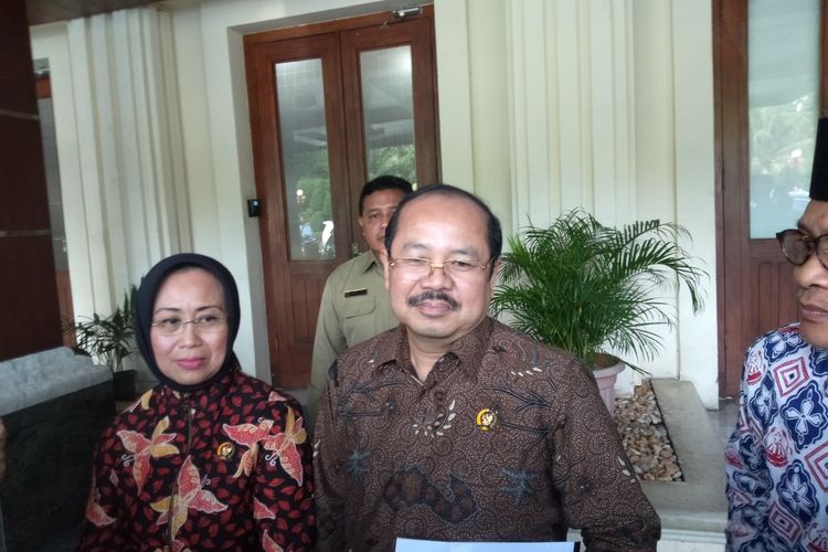 Ketua Ombudsman RI Amzulian Rifai saat ditemui di  di Kantor Kemenkopolhukam, Jalan Medan Merdeka Barat, Jakarta Pusat, Selasa (21/1/2020).
