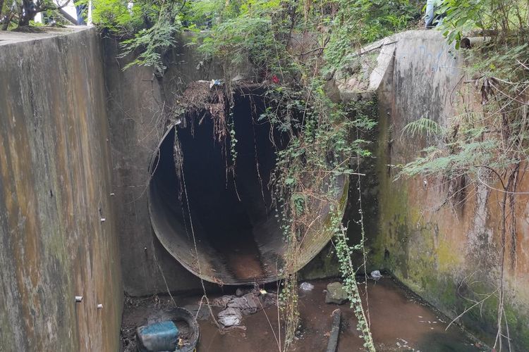 Penampakan saluran air yang akan dibongkar Suku Dinas Sumber Daya Air Jakarta Selatan di wilayah Pondok Pinang, Kebayoran Baru, Rabu (24/5/2023) 