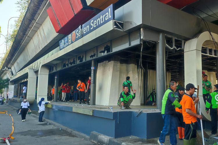 Moment ojek online membersihkan halte Transjakarta Senen usai dirusak oleh orang tak dikenal.
