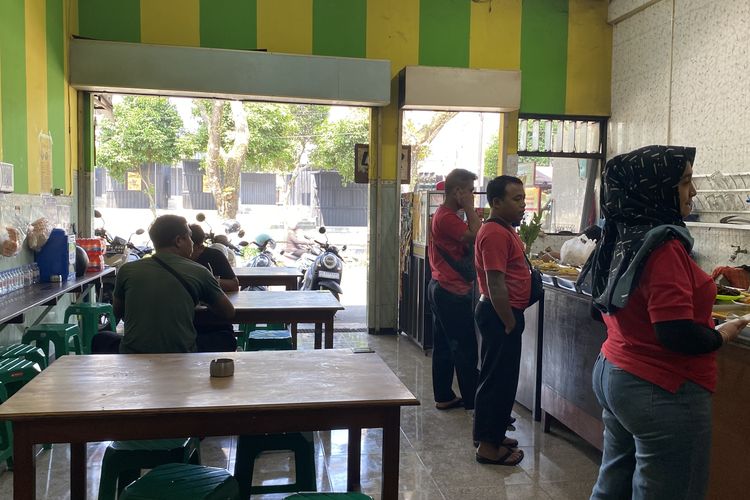 Jeritan Warung Kecil di Malang: Takut Pelanggan Kabur, Bingung Harga Naik Semua
