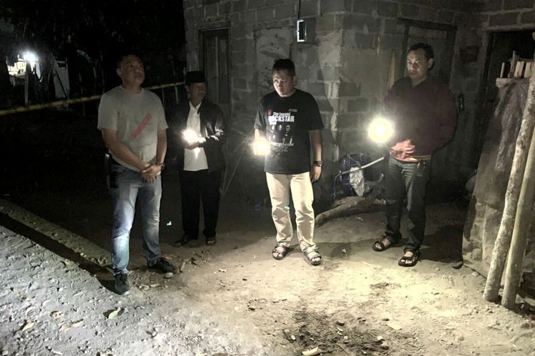 Polisi memeriksa lokasi terjadinya perkelahian antara Kadir dan Kasiran yang mengakibatkan Kadir tewas di pekarangan rumah Desa Kedawung, Kecamatan Nglegok, Kabupaten Blitar, Sabtu (28/10/2023) malam