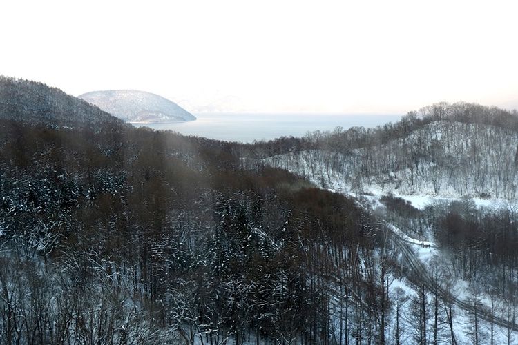 Pemandangan Danau Toya dari Gunung Usuzan, Kota Toyako, Prefektur Hokkaido, Jepang, Selasa (12/2/2019). Di Gunung Usuzan, wisatawan bisa mencoba pengalaman naik kereta gantung sambil menikmati pemandangan Danau Toya.