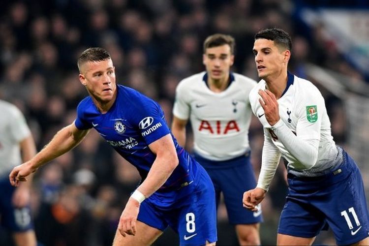 Gelandang Tottenham Erik Lamela kerepotan melawan Ross Barkley selama pertandingan Piala Carabao antara Chelsea dan Tottenham Hotspur di Stamford Bridge, London pada Kamis 24 Januari 2019.