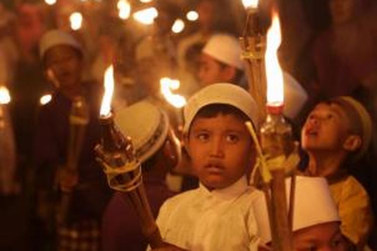 Para bocah mengikuti pawai obor menyambut Ramadhan di Jakarta, 16 Juni 2015. Awal puasa Ramadhan di Jakarta dimulai pada 18 Juni.