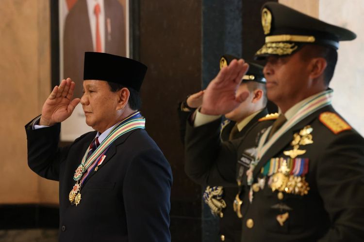 Menteri Pertahanan (Menhan) Prabowo Subianto dan Panglima TNI Jenderal Andika Perkasa di kantor Kemenhan, Jakarta, Senin (15/8/2022). Prabowo menerima 4 bintang kehormatan dari Panglima TNI dan tiga kepala staf angkatan. 
